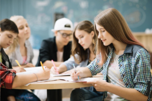 Ensino médio é exigido em mais da metade das vagas de emprego, aponta levantamento do Pandapé
